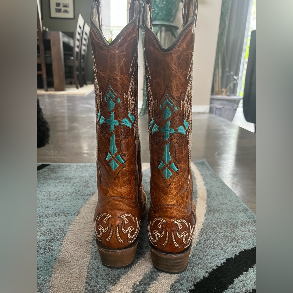 Women’s cowboy boots. SOLD**